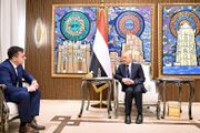 العليمي يتسلم رسالة من بوتين ويتطلع لدور روسي...