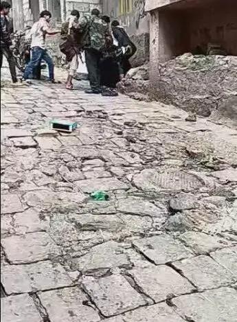 اخبار اليمن الان عناصر حوثية تعتدي مواطن وزوجته اخبار اليمن الان الحدث اليوم عاجل