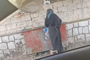وكالة الصحافة اليمنية اخبار اليمن الان صورة صادمة لامرأة الأكل القمامة اخبار اليمن الان الحدث اليوم عاجل وكالة الصحافة اليمنية