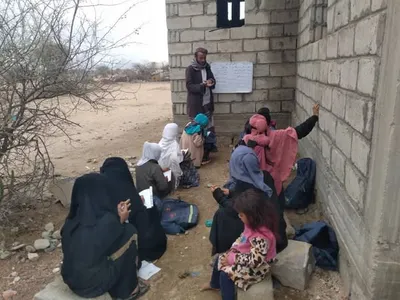 اخبار اليمن الان إنسانية أطفال مظلات يدرسون العراء اخبار اليمن الان الحدث اليوم عاجل