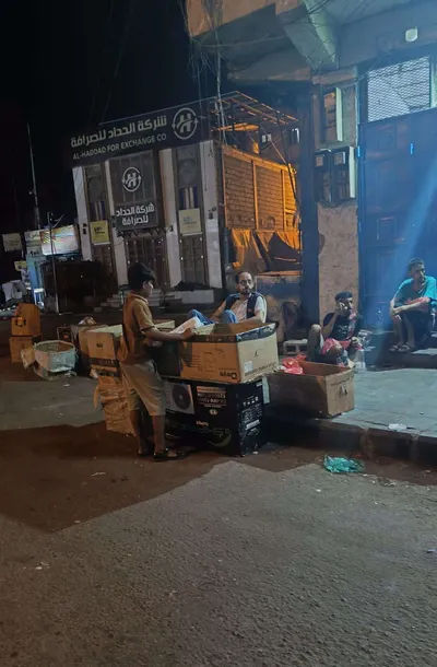 اخبار اليمن الان بائع يواصل ساعات الفجر كريتر اخبار اليمن الان الحدث اليوم عاجل