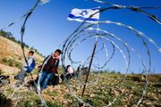 بالأسلاك الشائكة مستوطنون إسرائيليون يقطعون طريق أطفال فلسطينيين...