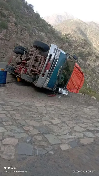 اخبار اليمن الان بالصورة إنقلاب شاحنتين بخط القبيطة اخبار اليمن الان الحدث اليوم عاجل
