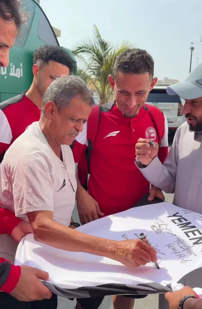اخبار اليمن الان المنتخب الوطني يهدون الطفلة البحرين اخبار اليمن الان الحدث اليوم عاجل