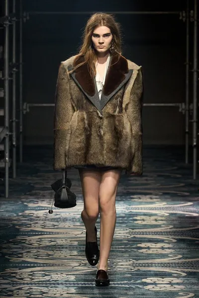 اخبار اليمن الان مجموعة prada الفرو بأسلوب وجاذبية اخبار اليمن الان الحدث اليوم عاجل