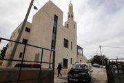 مستوطنون إسرائيليون يحرقون مسجدا في رام الله