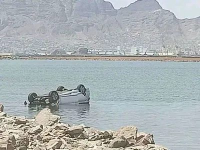 اخبار اليمن الان سيارة تنقلب وتسقط بالطريق البحري اخبار اليمن الان الحدث اليوم عاجل