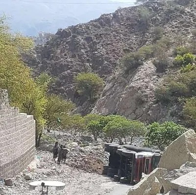 اخبار اليمن الان انقلاب شاحنة نفايات أثناء حمولتها اخبار اليمن الان الحدث اليوم عاجل