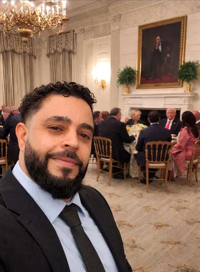 اخبار اليمن الان يمني بجانب الرئيس الامريكي ترامب اخبار اليمن الان الحدث اليوم عاجل