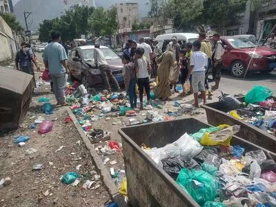 اخبار اليمن الان مروري يتسبب بتطاير براميل قمامة اخبار اليمن الان الحدث اليوم عاجل