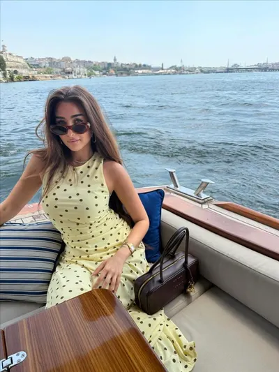 اخبار اليمن الان بفستان polka الزاهد الأنظار بإطلالة اخبار اليمن الان الحدث اليوم عاجل