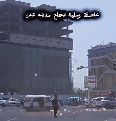 اخبار اليمن الان وتقتلع لوحات إعلانية ومظلات البسطات اخبار اليمن الان الحدث اليوم عاجل