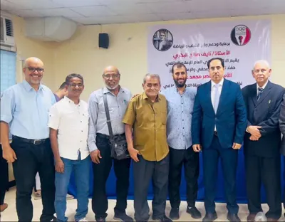 اخبار اليمن الان الصحفي بتكريم عبدالله ويقدم مكافأة اخبار اليمن الان الحدث اليوم عاجل