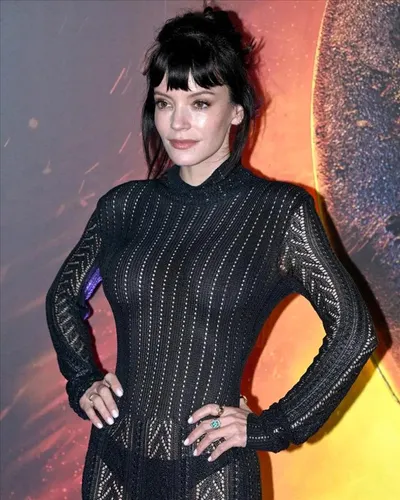 اخبار اليمن الان وأناقة تتألق بالأسود إطلالتها البيضاء اخبار اليمن الان الحدث اليوم عاجل