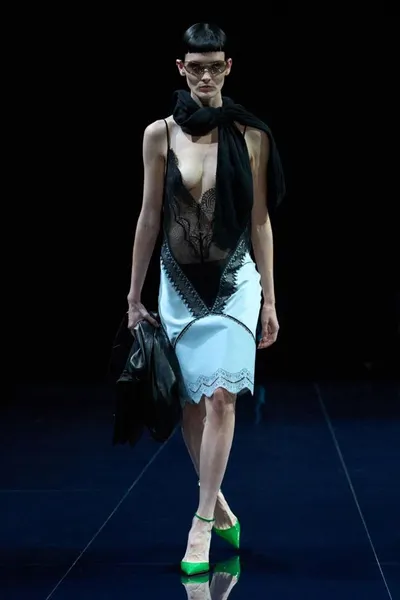 اخبار اليمن الان وأناقة متجددة أميليا القواعد الدانتيل اخبار اليمن الان الحدث اليوم عاجل