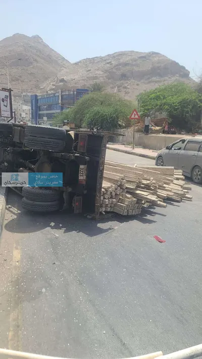 اخبار اليمن الان مواطنين بأعجوبة انقلاب شاحنة وإغلاق اخبار اليمن الان الحدث اليوم عاجل