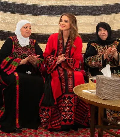 اخبار اليمن الان الملكة القفاطين الحمراء الإطلالات الملكية اخبار اليمن الان الحدث اليوم عاجل