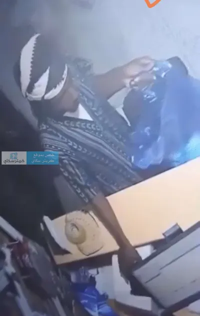 اخبار اليمن الان سرقة أثناء انشغاله بخدمة الزبائن اخبار اليمن الان الحدث اليوم عاجل