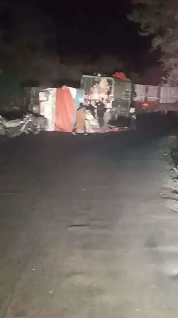 اخبار اليمن الان انقلاب شاحنة بالمشروبات الغازية بمحافظة اخبار اليمن الان الحدث اليوم عاجل