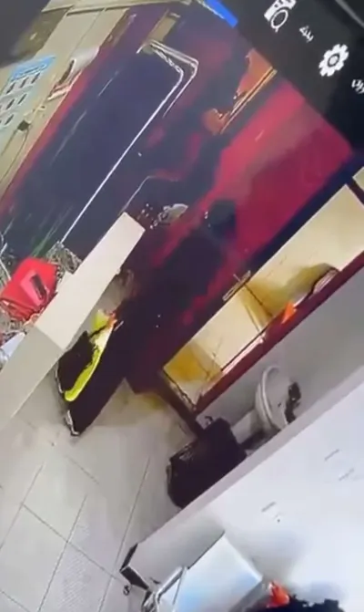 اخبار اليمن الان امرأة تسرق هاتفا داخل عيادة اخبار اليمن الان الحدث اليوم عاجل