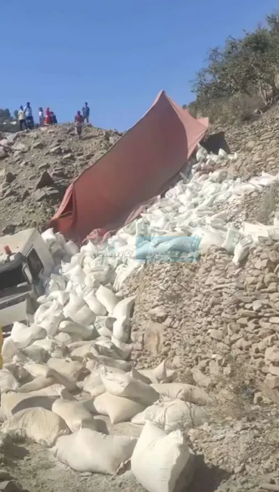 اخبار اليمن الان انقلاب شاحنة محملة بالدقيق ظمران اخبار اليمن الان الحدث اليوم عاجل