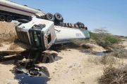 وفاة سائق إثر انقلاب ناقلة وقود على الخط...