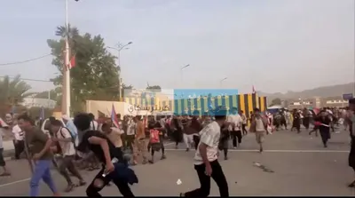 اخبار اليمن الان متظاهرون يرشقون المتحدة بالحجارة احتجاجات اخبار اليمن الان الحدث اليوم عاجل