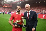 عدن تايم اخبار اليمن الان أسطورة ليفربول يسلم جائزتين استثنائيتين اخبار اليمن الان الحدث اليوم عاجل عدن تايم