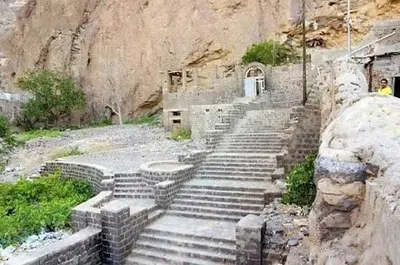 اخبار اليمن الان معلم يتعرض لمخاطر الاستيلاء مقتنياته اخبار اليمن الان الحدث اليوم عاجل