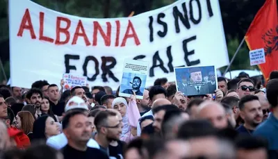 اخبار اليمن الان محتجون يدمرون أسوار بألبانيا بكوشنر اخبار اليمن الان الحدث اليوم عاجل