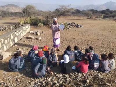 اخبار اليمن الان إنسانية أطفال مظلات يدرسون العراء اخبار اليمن الان الحدث اليوم عاجل