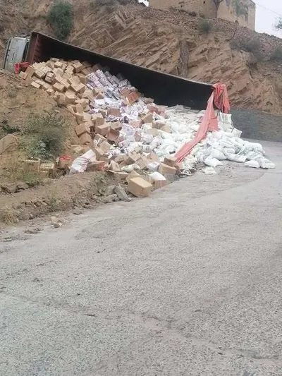 اخبار اليمن الان انقلاب شاحنة محملة صورة اخبار اليمن الان الحدث اليوم عاجل