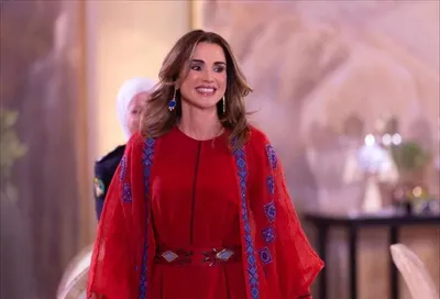 اخبار اليمن الان الملكة القفاطين الحمراء الإطلالات الملكية اخبار اليمن الان الحدث اليوم عاجل