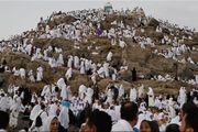 حجاج اليمن يقفون على صعيد عرفات لأداء ركن...