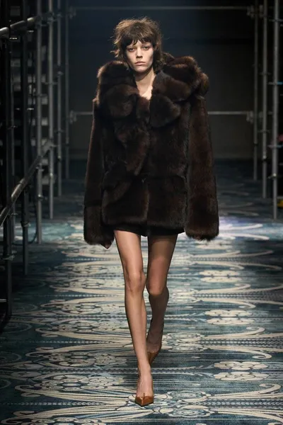 اخبار اليمن الان مجموعة prada الفرو بأسلوب وجاذبية اخبار اليمن الان الحدث اليوم عاجل