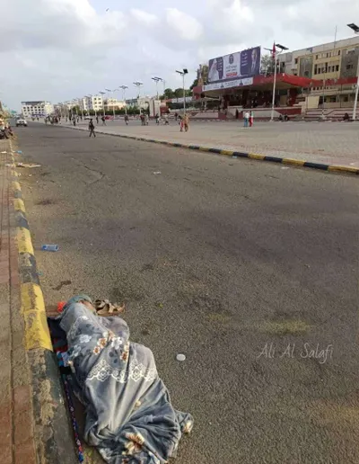 اخبار اليمن الان متظاهر ينام بالعراء بساحة العروض اخبار اليمن الان الحدث اليوم عاجل