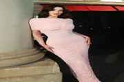 صحيفة المرصد اخبار اليمن الان بفستان باللون الوردي الأنظار بإطلالة اخبار اليمن الان الحدث اليوم عاجل صحيفة المرصد