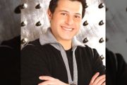 رحيل أمير الغناء العربي هاني شاكر في باريس...