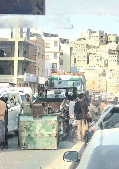اخبار اليمن الان مواطنون يقطعون الشارع الرئيسي احتجاجا اخبار اليمن الان الحدث اليوم عاجل