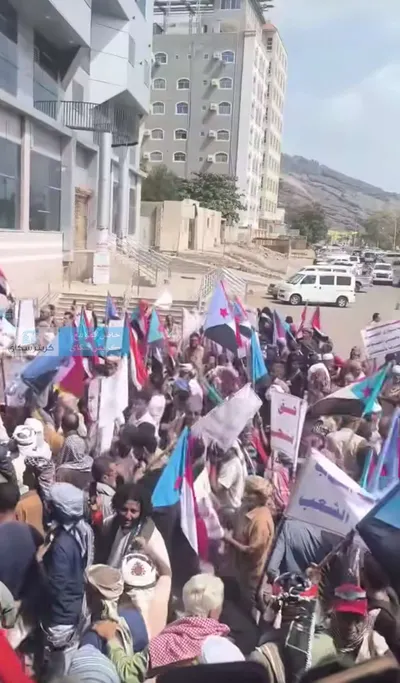 اخبار اليمن الان العشرات الانتقالي ينظمون احتجاجية معاشيق اخبار اليمن الان الحدث اليوم عاجل