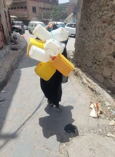 اخبار اليمن الان لحظات مؤلمة امرأة تبحث الماء اخبار اليمن الان الحدث اليوم عاجل