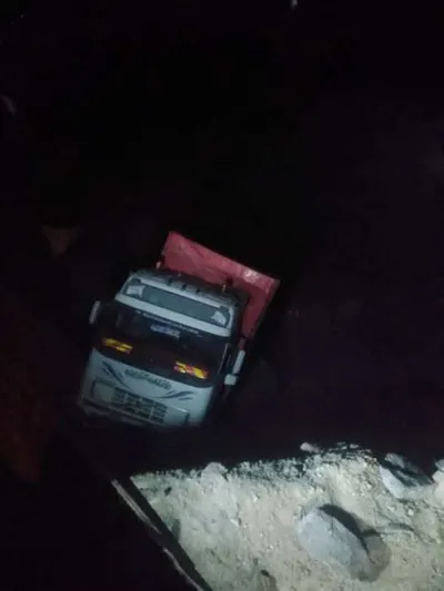 اخبار اليمن الان هرولة شاحنة أسفل طريق كربا اخبار اليمن الان الحدث اليوم عاجل