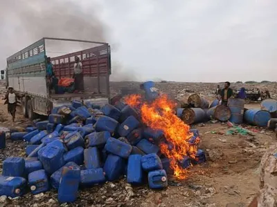 اخبار اليمن الان إتلاف مواد كيميائية سامة بعدن اخبار اليمن الان الحدث اليوم عاجل