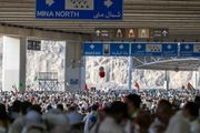 حجاج بيت الله يرمون الجمرات في أول أيام...