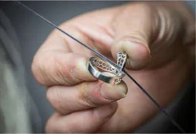اخبار اليمن الان سوليتير arpels boucle الفخامة والبساطة اخبار اليمن الان الحدث اليوم عاجل