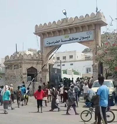 اخبار اليمن الان المكلا محتجون يقتحمون محافظة حضرموت اخبار اليمن الان الحدث اليوم عاجل