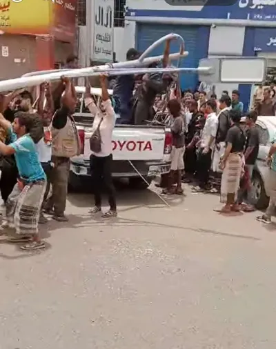 اخبار اليمن الان الرياح تتسبب بسقوط انارة سيارة اخبار اليمن الان الحدث اليوم عاجل